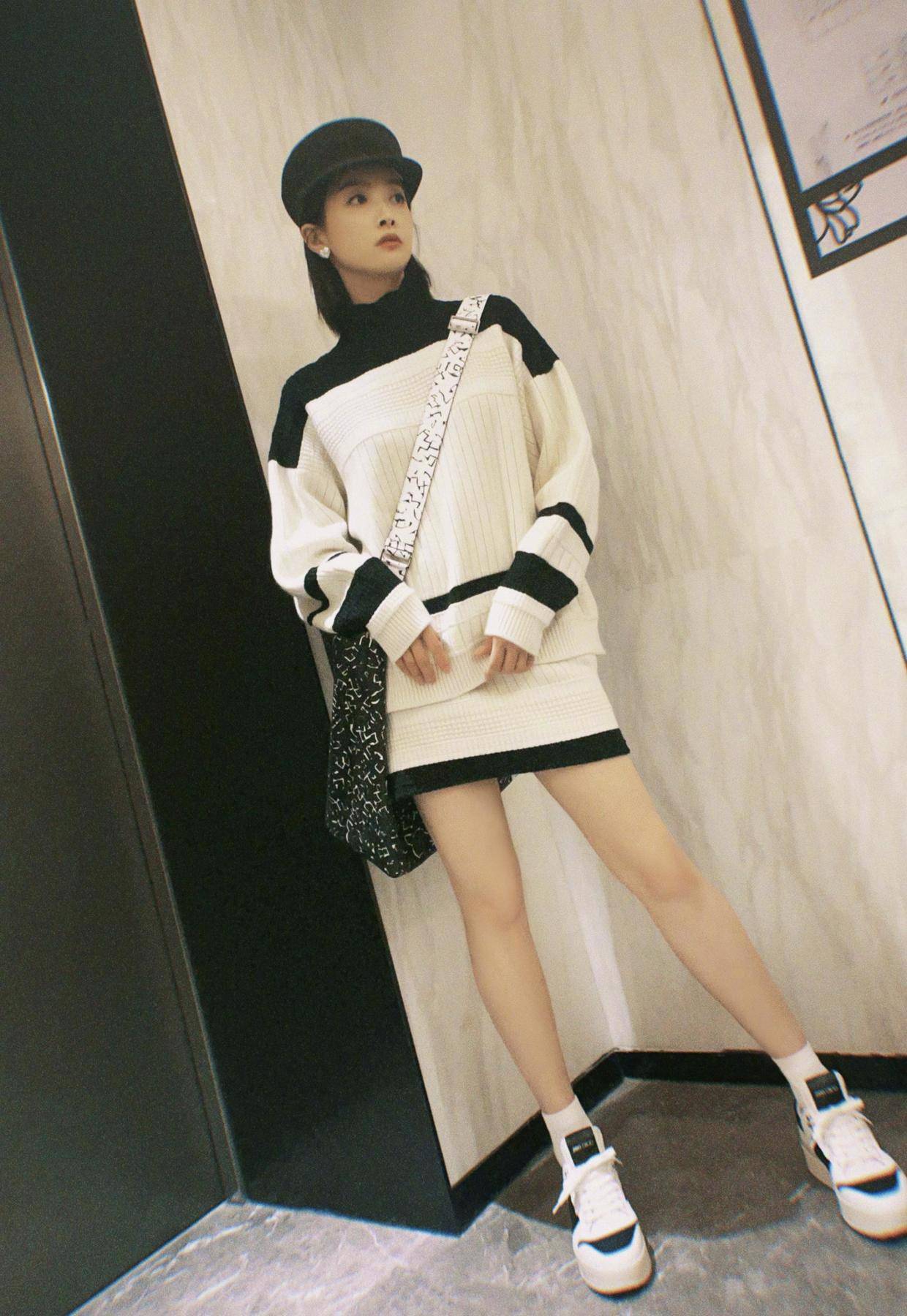 黑色 宋茜也太放得开了，穿黑色抹胸裙配网格披肩，一点不丑还挺潮