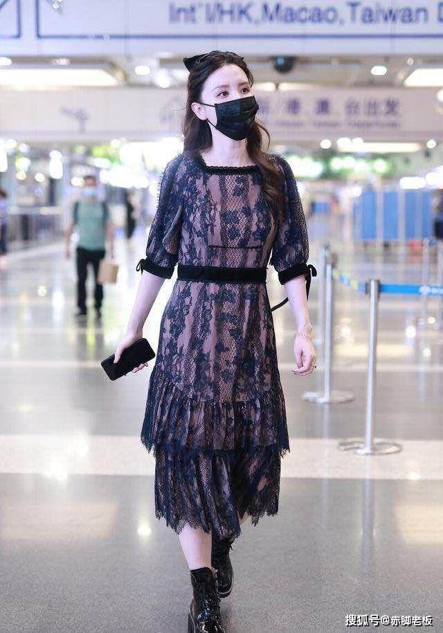 张萌 张萌气质太好了，显老的蕾丝裙，她穿着却像“少女”，很减龄！