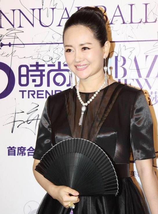 方面 王志飞老婆身材高挑挺有气质，穿黑裙配珍珠链，阔太气息扑面而来