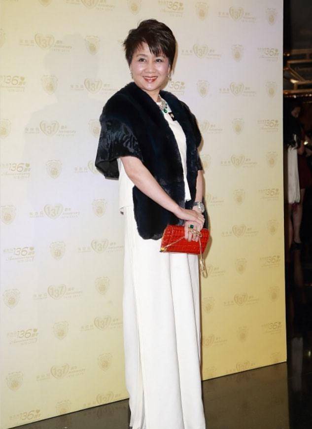 黑色 赌王四太梁安琪终于不扮嫩,认真穿小香风连衣裙,气场很难被超越