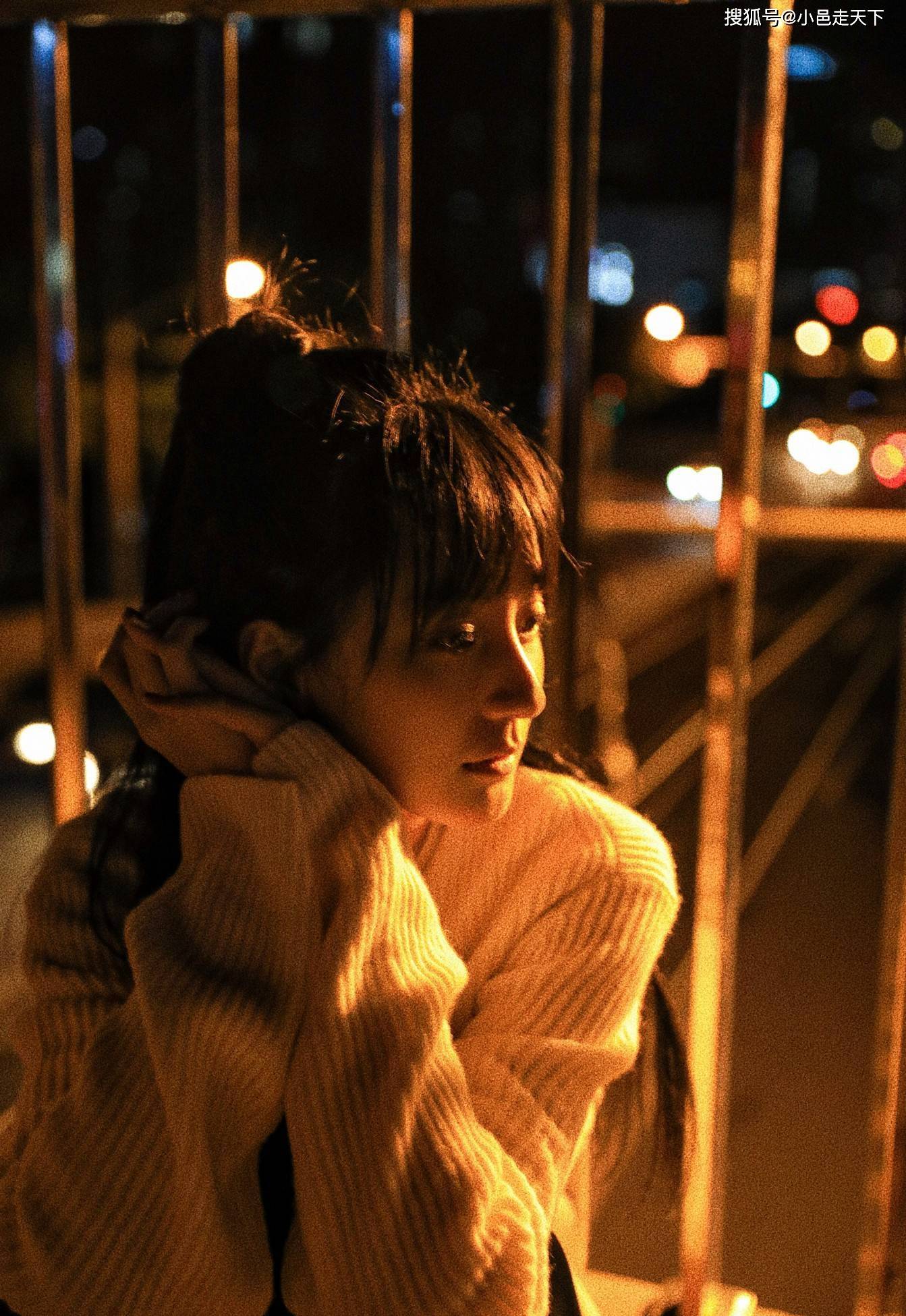 许晓诺白色毛衣夜晚写真