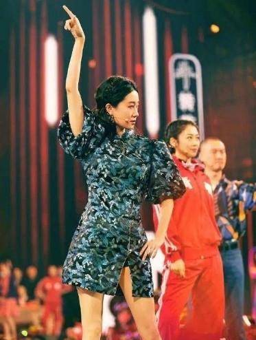 张小斐|张小斐原来是个“时髦精”，穿3000块旗袍上春晚，这腿太长了吧