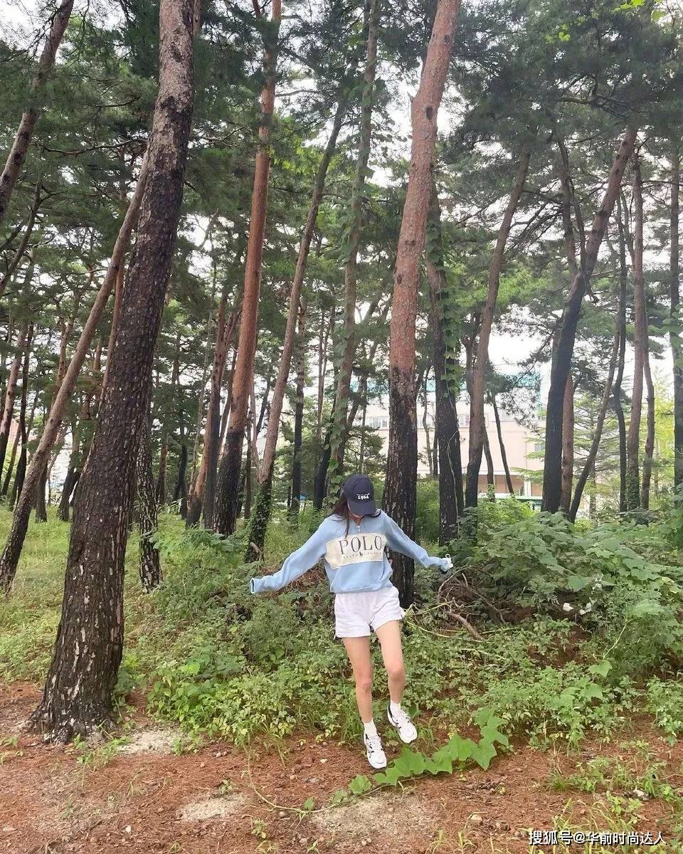 身材 卫衣配白色短裤减龄又洋气，郑秀晶真会穿，意外秀腿太美了