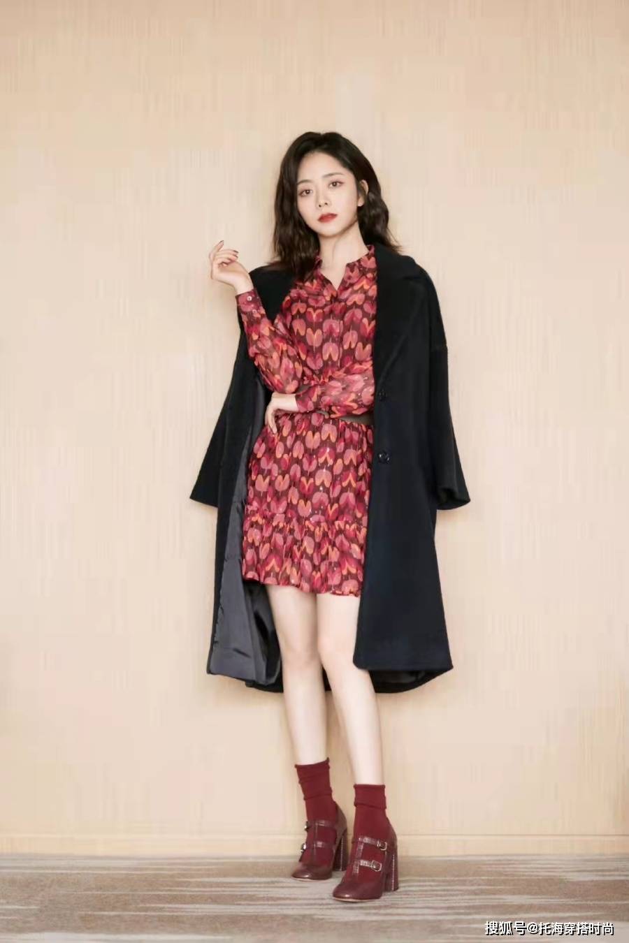 身材 谭松韵红色连衣裙配黑风衣，可盐可甜