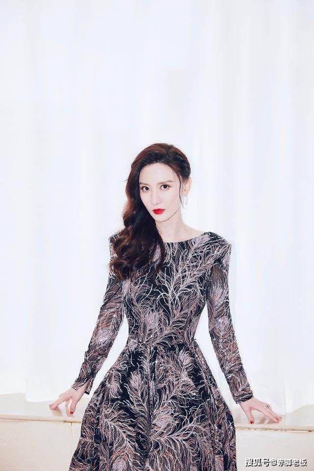 张萌 张萌气质太好了，显老的蕾丝裙，她穿着却像“少女”，很减龄！