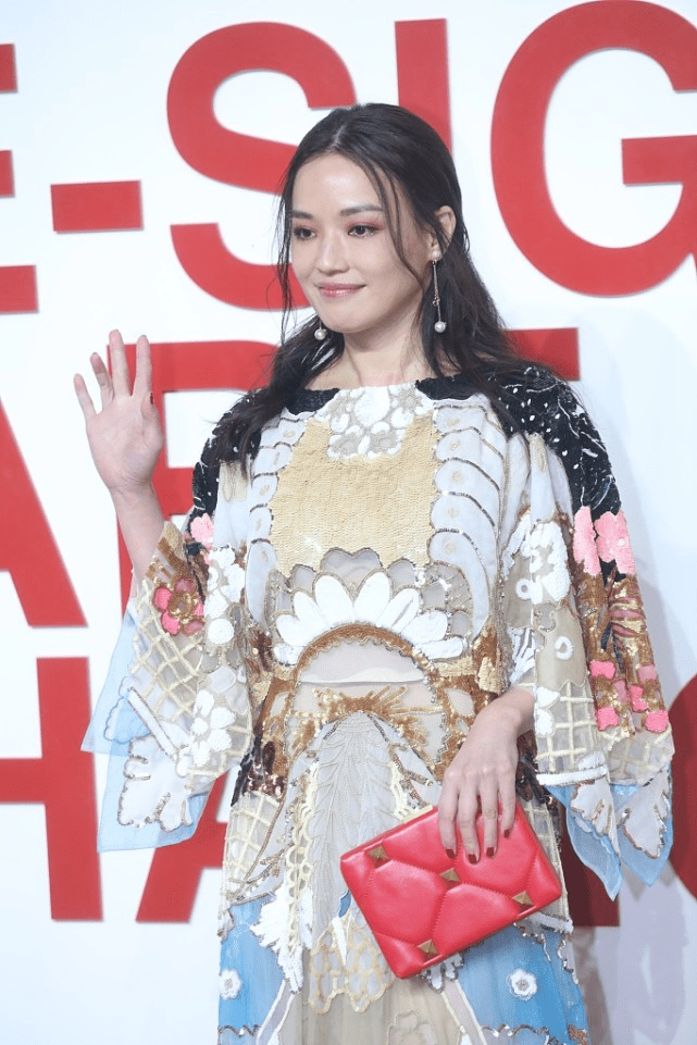 对比色 舒淇仗着自己长得好看就随便穿衣服，这桌布裙，却穿出了复古感
