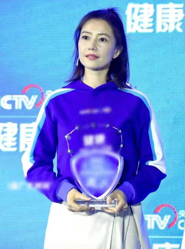服装 高圆圆带女儿参加闺蜜聚会！孩子梳刘海像赵又廷，超可爱