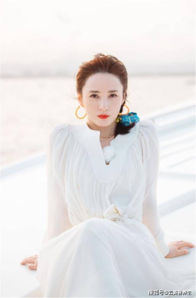 身材 40多岁的女人,尽量别穿T恤配短裤!推荐蒋勤勤这5套穿搭,真优雅