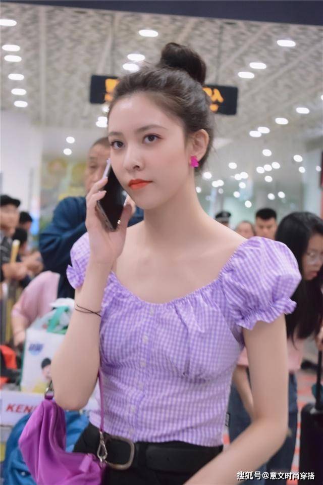 润色 宋妍霏又来秀腿了,短款T恤+超短裤穿出“少女腿”,真服了她