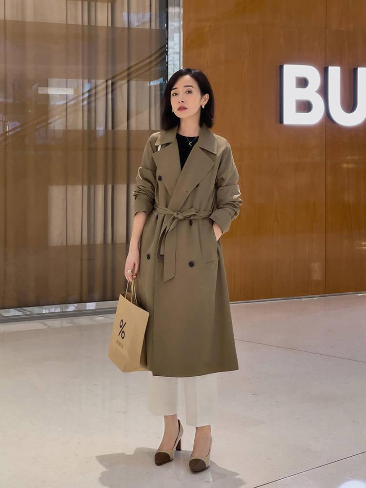 是属于 秋冬季节，“风衣”怎么穿才高级？搭配针织衫保暖舒适又有气场