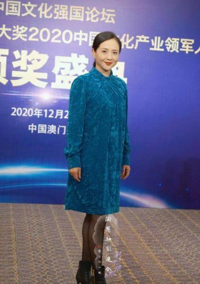 身材 陶慧敏穿收腰裙亮相,身材肉感被放大了,越发有贵妇的模样了