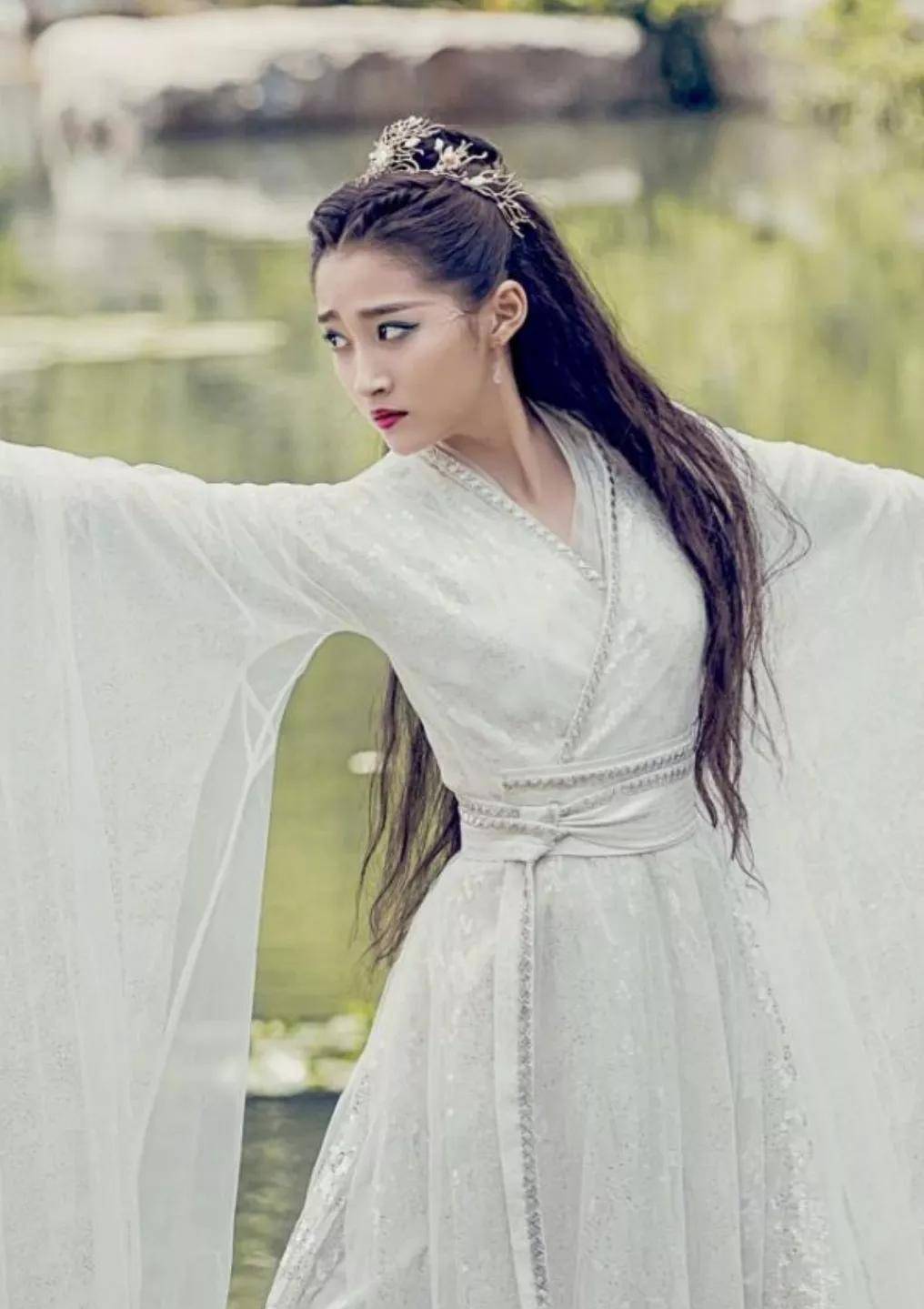 姜文|比烂谁与争锋?姜文胡军熬成打酱油,关晓彤的大长腿没有烟花抢眼