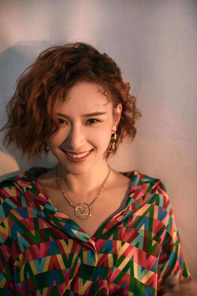 厚底 何超莲烫了卷发，搭配碎花裙却跑出“阿姨味”，气质全靠颜值撑着