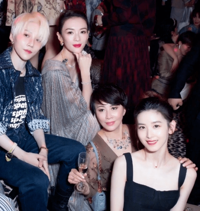 章泽天 章泽天近照曝光！穿紧身裤参加朋友生日会，合影秀翘臀抢主角风头