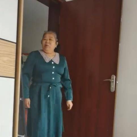 网友 重庆妈妈买新裙子问女儿好不好看，女儿：怀疑是给我买的但没证据