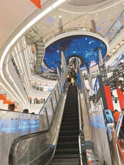 新消费时代怎么维持新鲜感?万达广场30米最高扶梯又上热搜了
