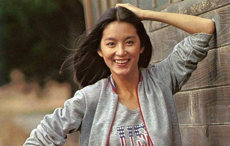 林青霞19岁穿校服短裙露长腿:最美校花_秦汉