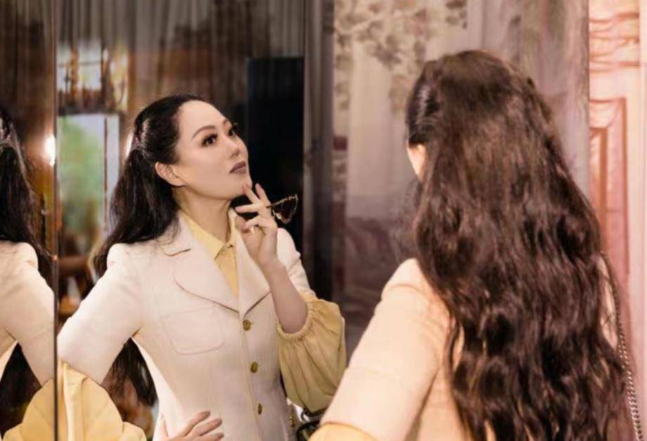 章小蕙 58岁的章小蕙身穿高定裙，一眼就看出淑女风范贵妇级人物