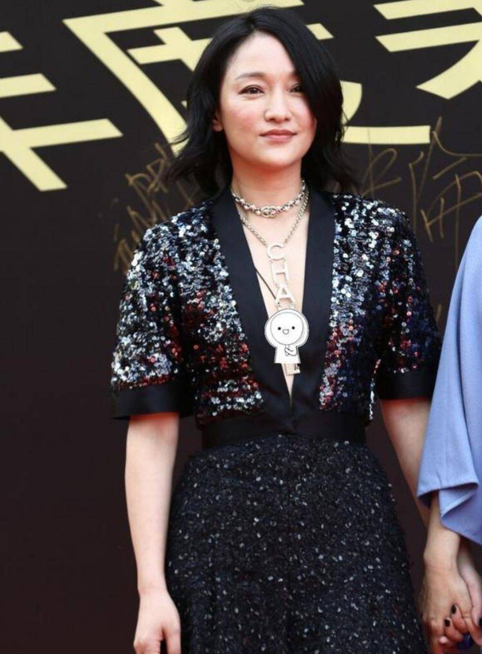 发型 周迅的气质太绝美了，穿黑色亮片裙出镜，飒爽中又带几分甜美