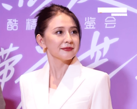 西装女星生图较量：杨紫黑长直显浮肿，热巴红色蕾丝裙，热依扎白西装