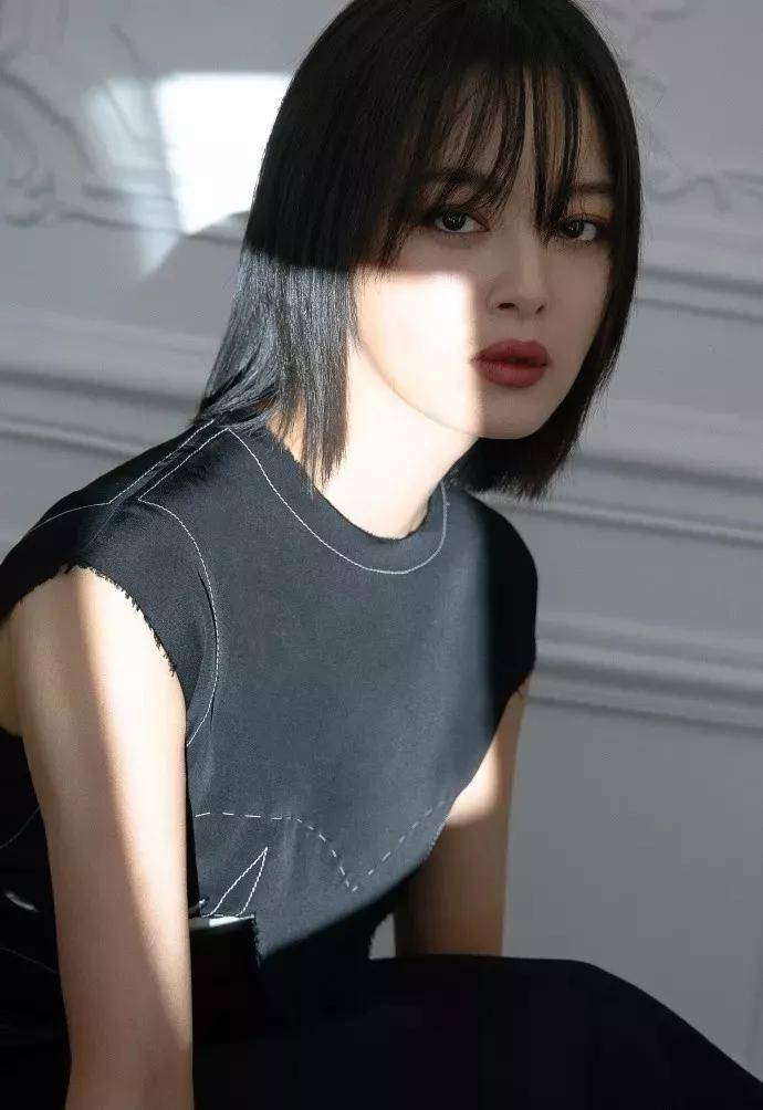 卷发爱美的女生短发该怎么剪才会更有气质、更有型?大有讲究!