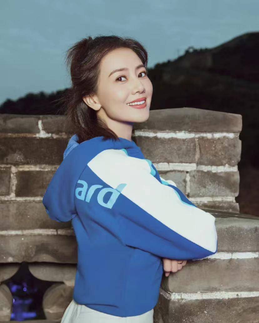 卫衣 高圆圆40多像20，白色蕾丝裙+针织外套，照着穿还减龄