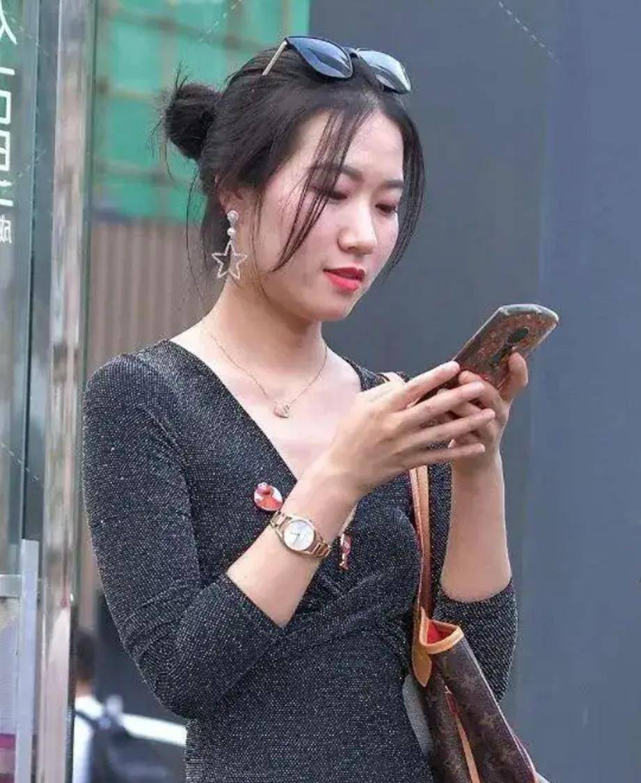 章小蕙 58岁的章小蕙身穿高定裙，一眼就看出淑女风范贵妇级人物