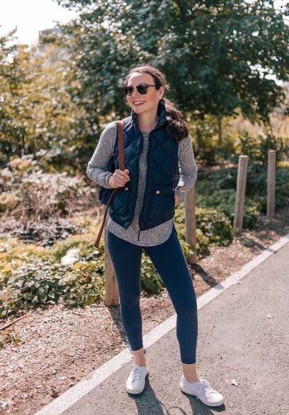 卫衣 建议！中年女人都备一件羽绒马甲，毛衣、卫衣随意搭，高级又保暖