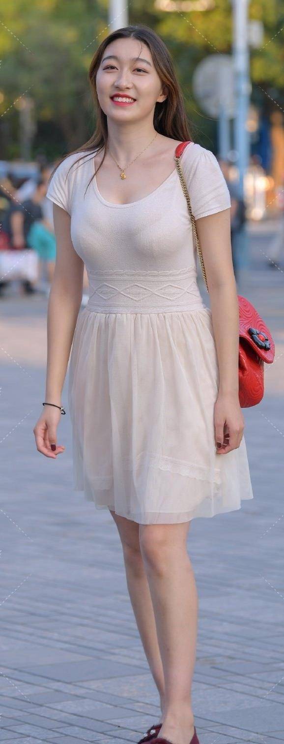 仙女 长发飘飘的美女很适合穿裙子,这样才能显得仙气十足
