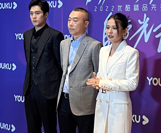 西装女星生图较量：杨紫黑长直显浮肿，热巴红色蕾丝裙，热依扎白西装