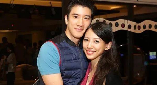 原创李靓蕾：凭学历嫁给王力宏，婚后随夫姓，获赠4亿豪宅
