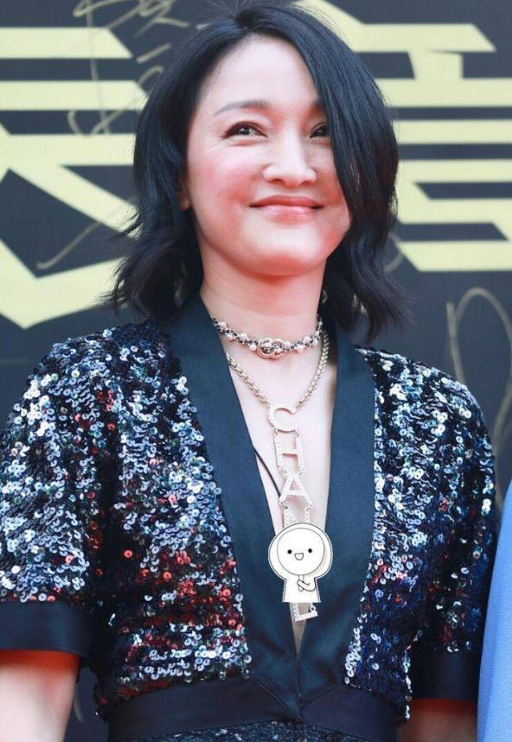 发型 周迅的气质太绝美了，穿黑色亮片裙出镜，飒爽中又带几分甜美