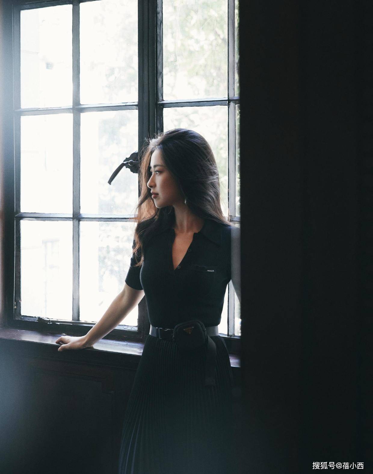 面孔 朱珠不愧是“全球最美面孔”，穿香槟色亮片裙拍大片，气质太惊艳