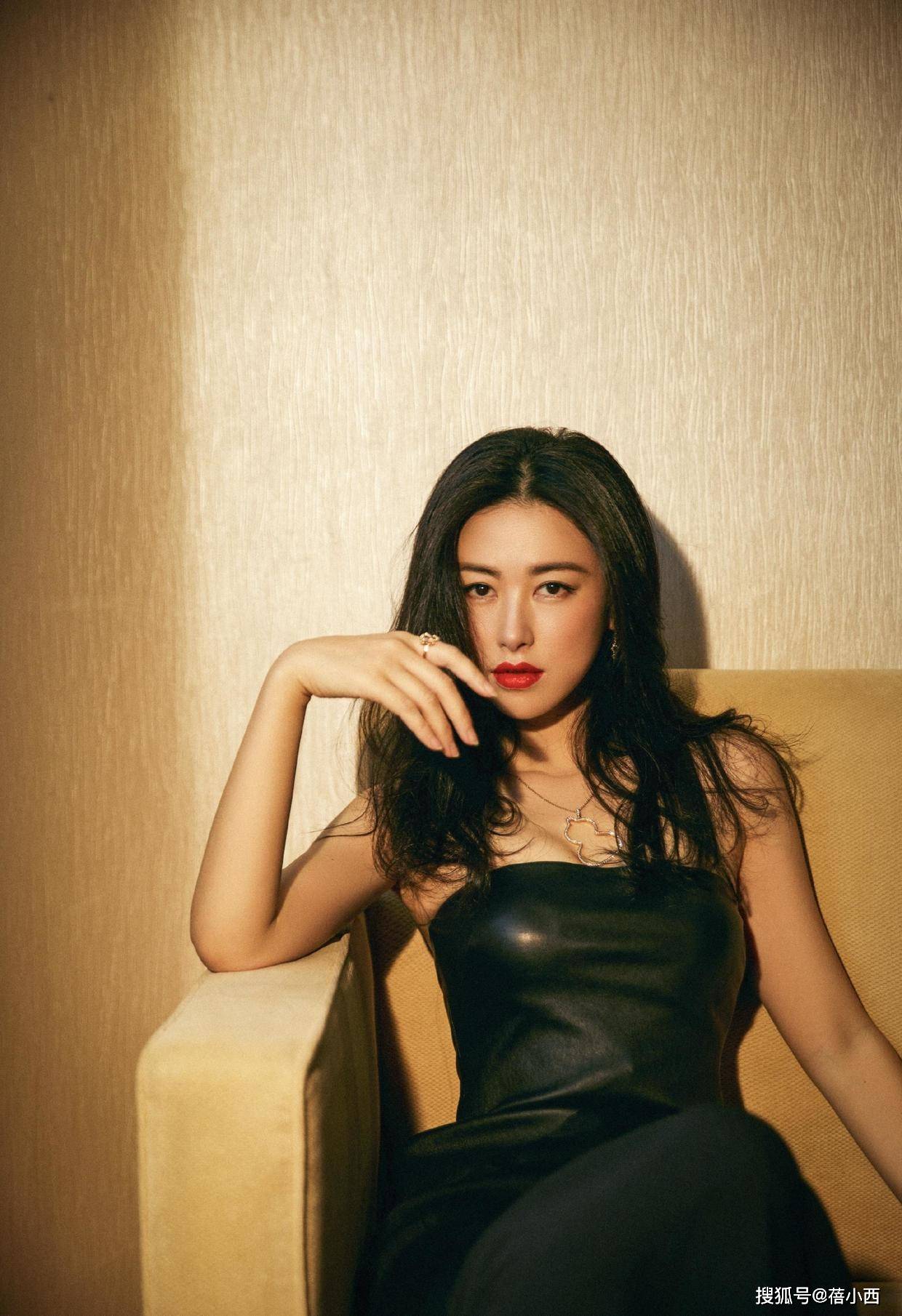 面孔 朱珠不愧是“全球最美面孔”，穿香槟色亮片裙拍大片，气质太惊艳