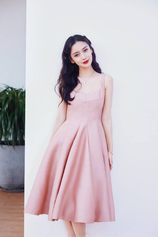 吊带 江苏五龙——看王子文、杨颖Angelababy、热依扎对同款吊带连衣裙的不同演绎！