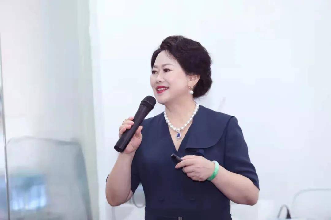 将灵魂托付给珍珠的女人,50多岁的她,活出20岁的样子_苏琴