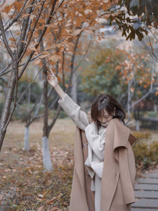 大衣 40+的女性秋冬穿搭指南，一件大衣让你提升气质又减龄，高级洋气