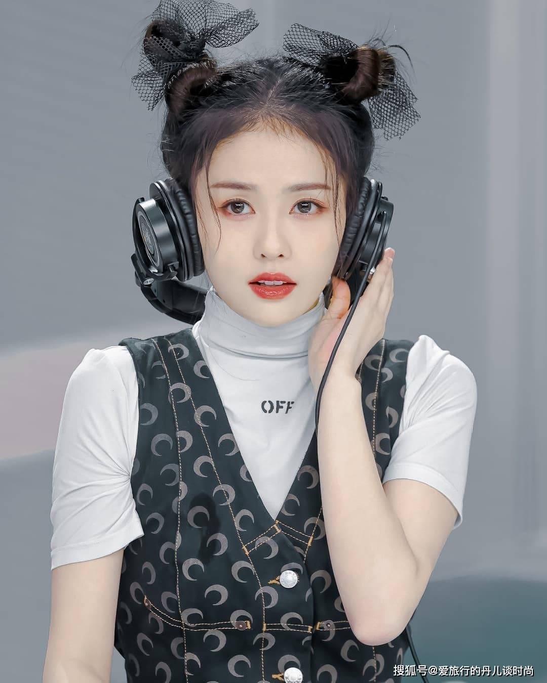 个性 白鹿穿搭真减龄！白色高领短袖T恤搭配背带裙，扎哪吒头个性十足