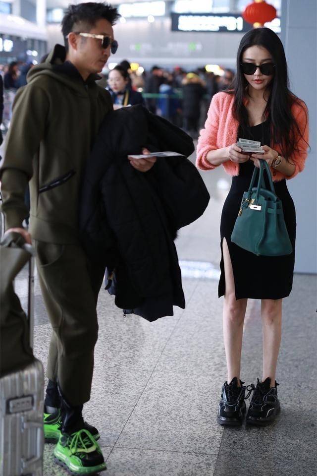 冉莹颖 邹市明携妻走机场，冉莹颖穿紧身裙好壮硕，“拳王”身材更单薄了