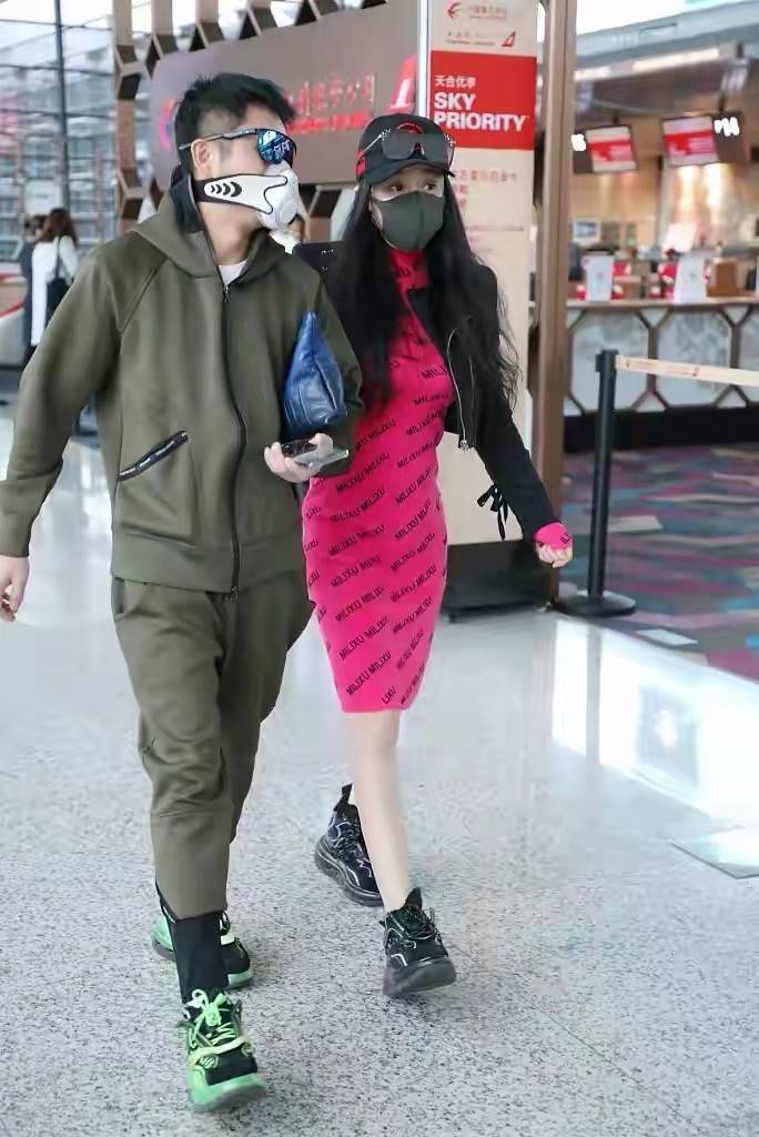 冉莹颖 邹市明携妻走机场，冉莹颖穿紧身裙好壮硕，“拳王”身材更单薄了
