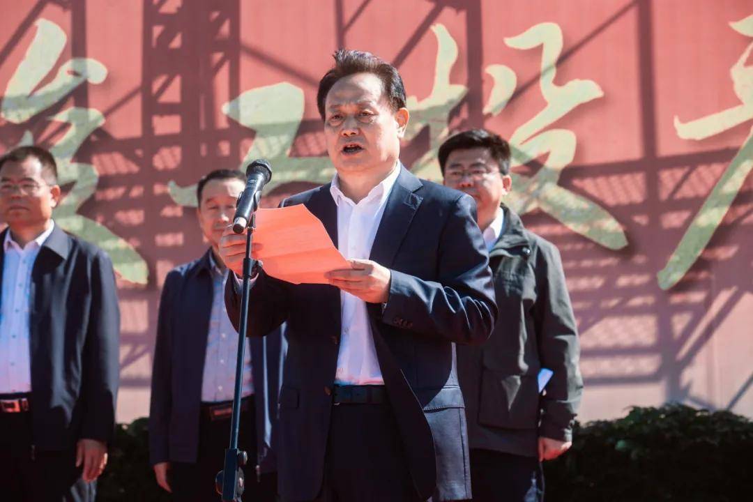 中地乳业董事长张建设详细介绍了项目情况,中地乳业沂南智慧生态牧场