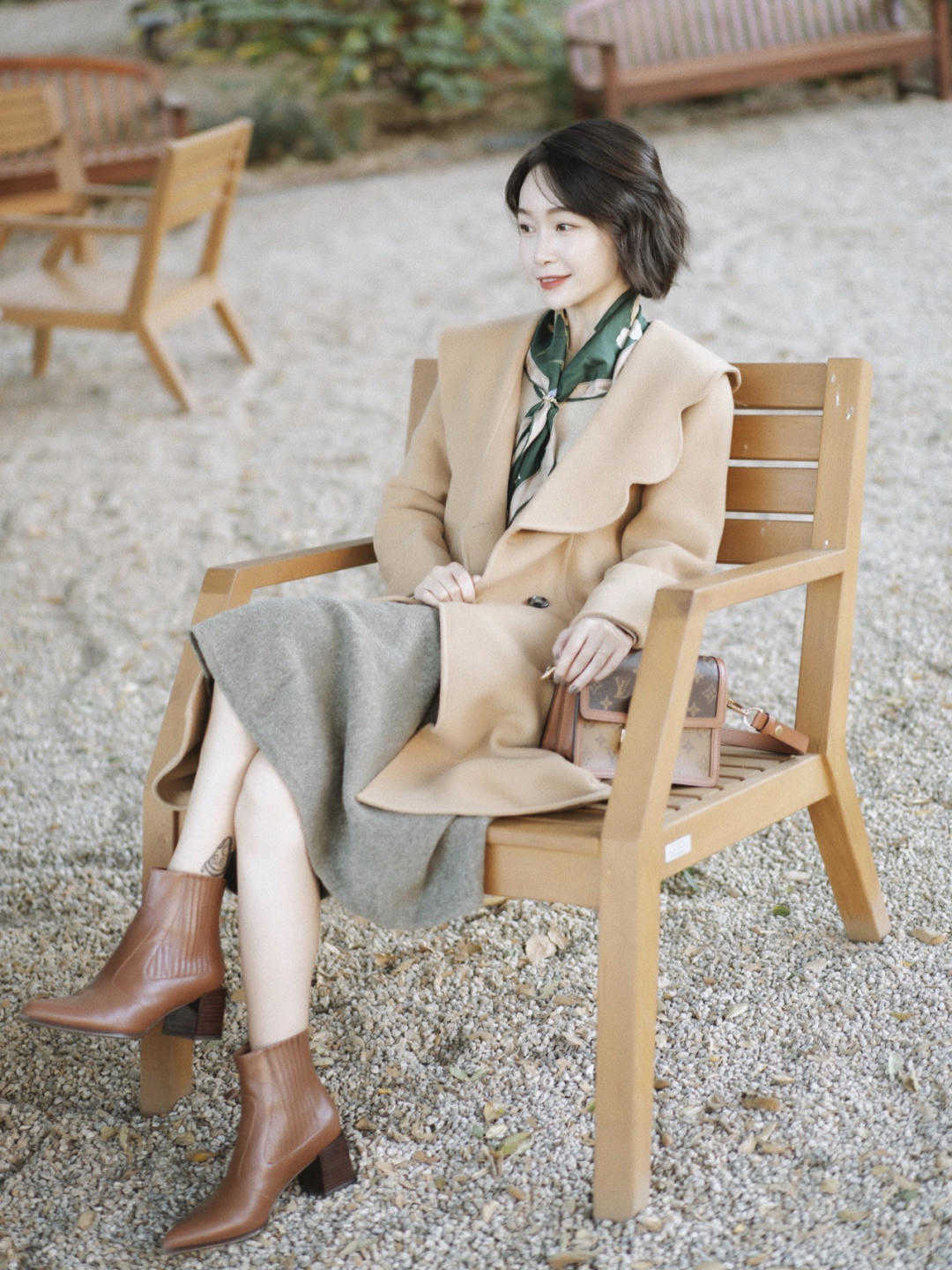 是属于 冬天必备的“大衣”，搭配半身裙或者牛仔裤温柔又洋气，时髦大方