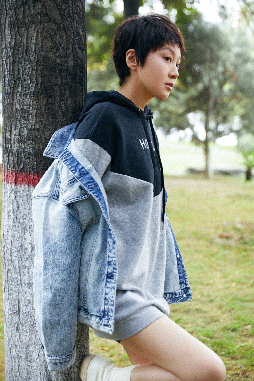 卫衣 50岁闫妮状态太好,穿卫衣配牛仔外套还玩“下衣失踪”,减龄俏皮