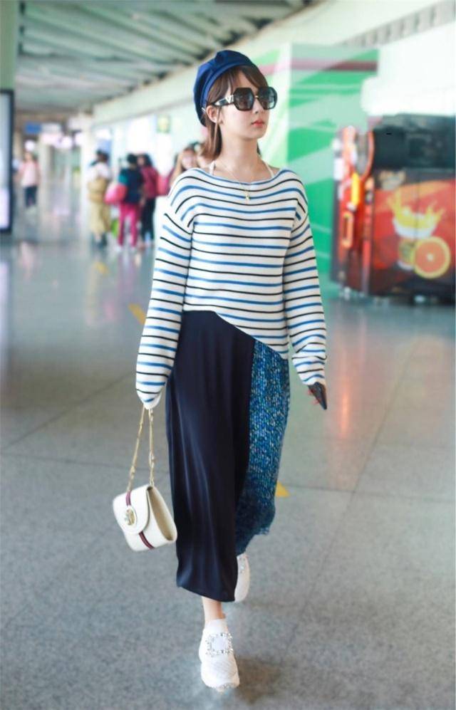 条纹 杨紫瘦下来真任性,条纹衫配拼接裙穿出满满少女感,直接美回18岁