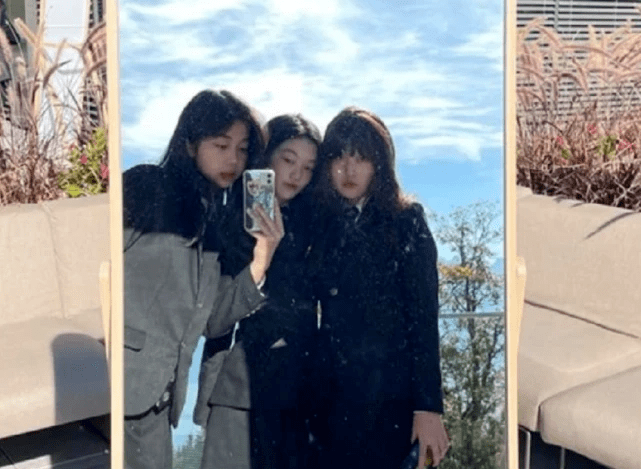 身材 15岁李嫣紧跟潮流！走纯欲风穿搭秀锁骨太成熟，时尚品味赢过王菲