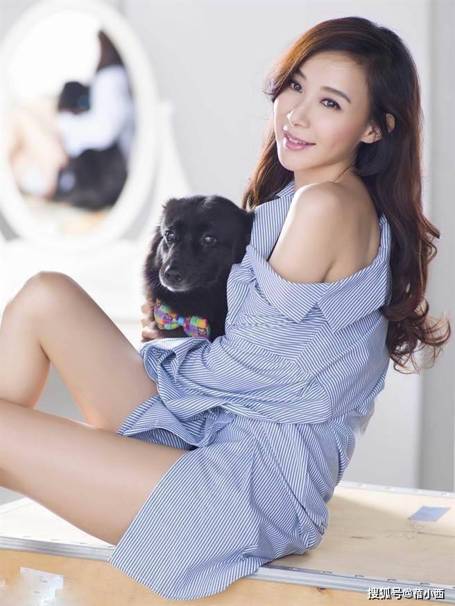 萧蔷 68年的萧蔷还有“尤物身材”，穿香槟色亮片吊带裙亮相，气质惊艳