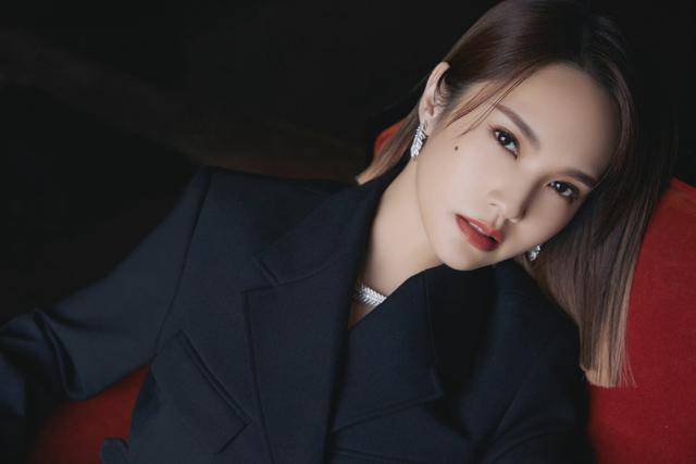 套装 杨丞琳个矮却会穿,西服套装故意露一截腰,利落干练还显高