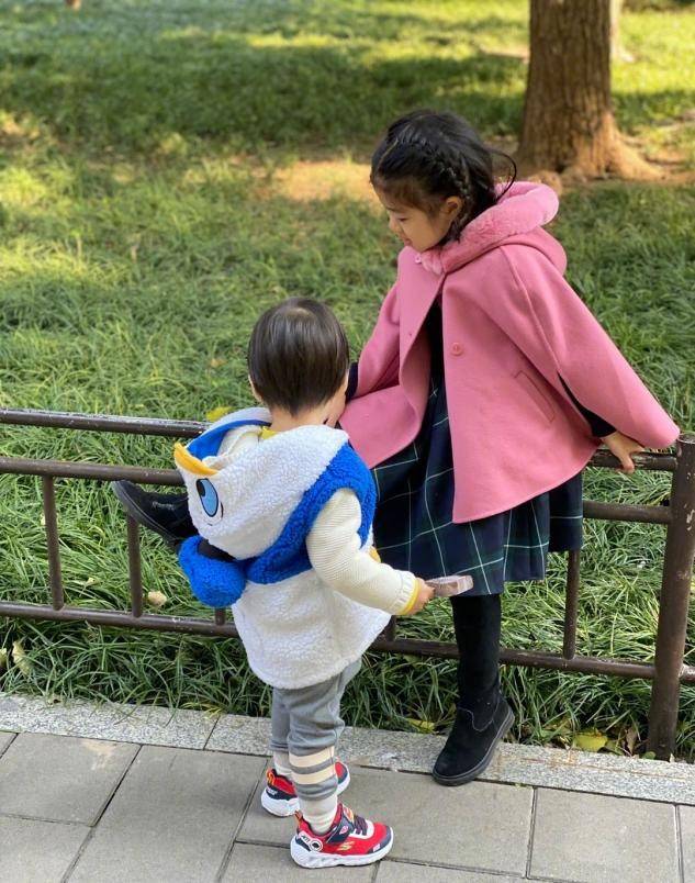 饰品 章子怡一家出游不带大女儿，儿子打扮比姐姐还娇俏，她瘦太狠显老