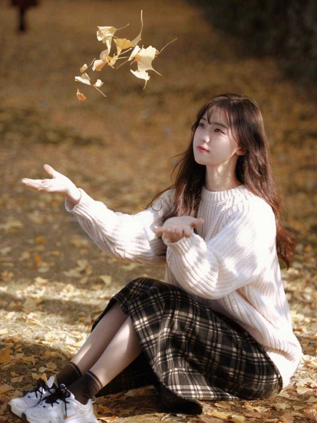 感觉 还在为大衣内搭感到烦恼？一件白色套头毛衣清爽又洋气，谁穿谁美