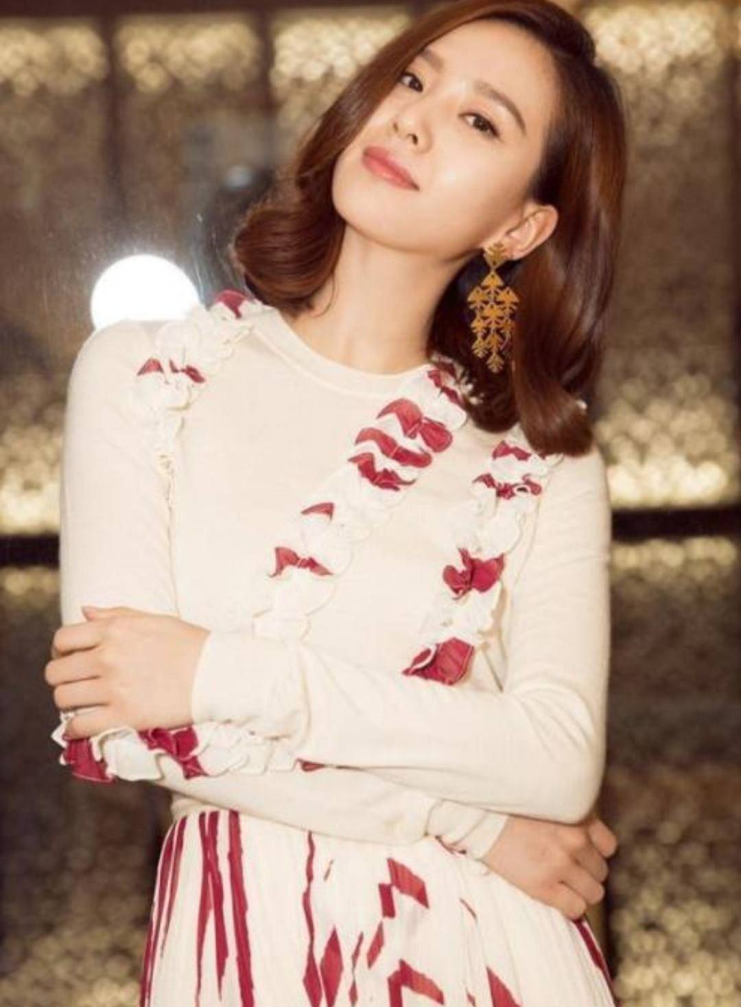 身材 刘诗诗仗着颜值高，穿条“肥牛裙”就敢出门，一般人真驾驭不了